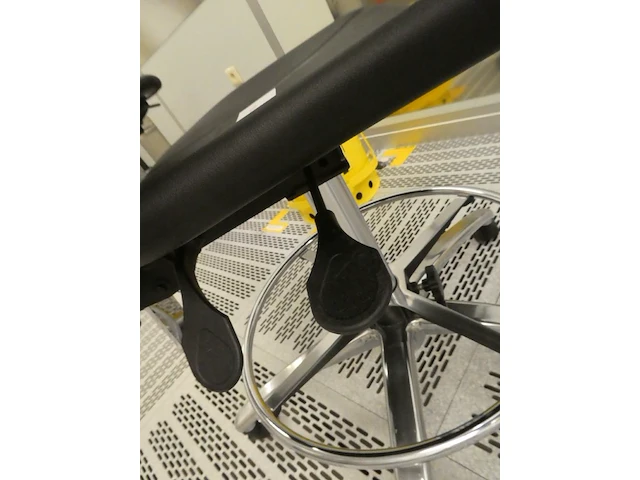 Fabcontent - cleanroom chair oxford, damaged - afbeelding 2 van  2