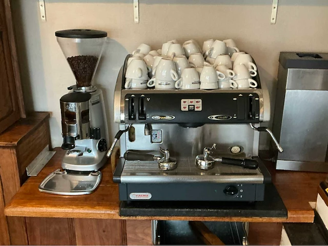 Faema koffiezet en bonenmaler koffiemachine - afbeelding 1 van  6