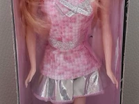 Fashion doll met paars kleed - afbeelding 1 van  3