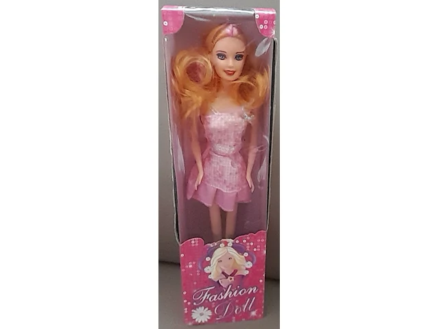 Fashion doll met roze kleed - afbeelding 1 van  5