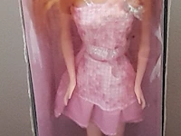 Fashion doll met roze kleed - afbeelding 3 van  5