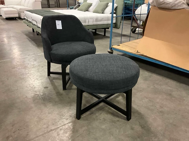 Fauteuil met poef - afbeelding 1 van  5