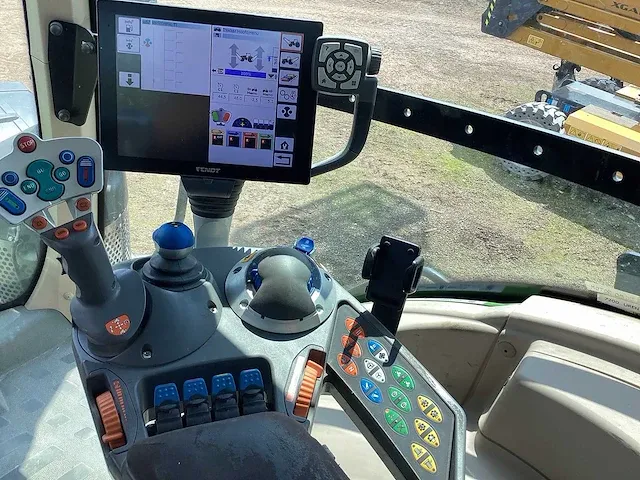 Fendt - 826 - vierwielaangedreven landbouwtractor - 2020 - afbeelding 4 van  13