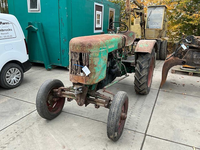 Fendt dieselross oldtimer tractor 1956 - afbeelding 2 van  8