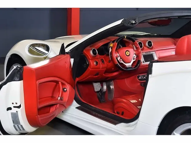 Ferrari california convertible 4,3l v8 - 2010 - afbeelding 4 van  82