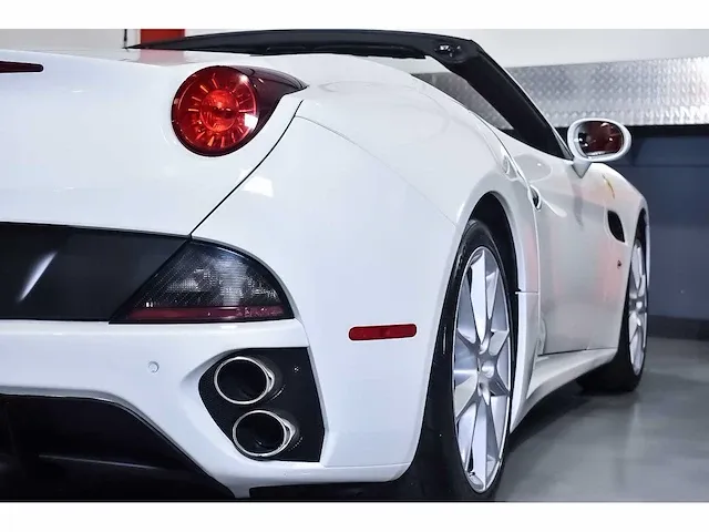 Ferrari california convertible 4,3l v8 - 2010 - afbeelding 75 van  82