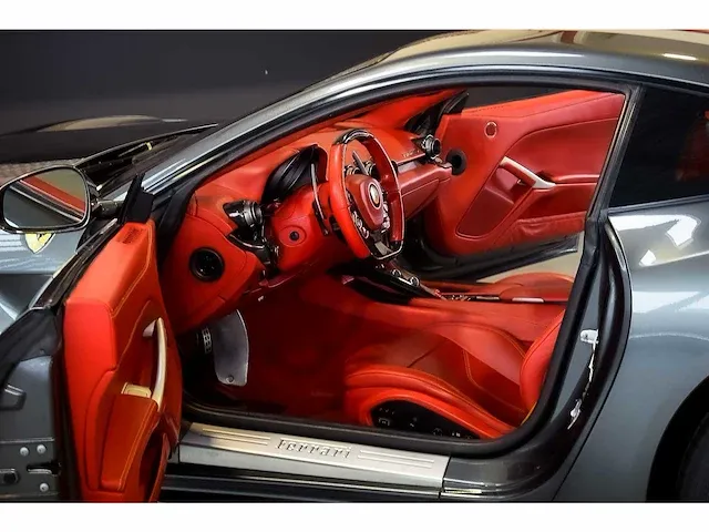 Ferrari f12 berlinetta coupe 6,3l v12 - 2014 - afbeelding 57 van  89