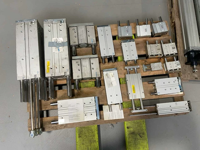 Festo diverse pneumatische cilinders (21x) - afbeelding 1 van  10