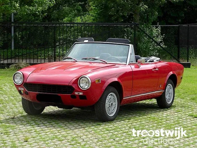 Fiat 124 sport spider 1800 - afbeelding 1 van  56