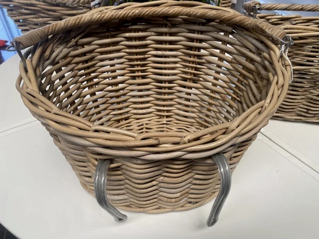 Fietsmand - rotan - ovaal -met beugel - afbeelding 2 van  3