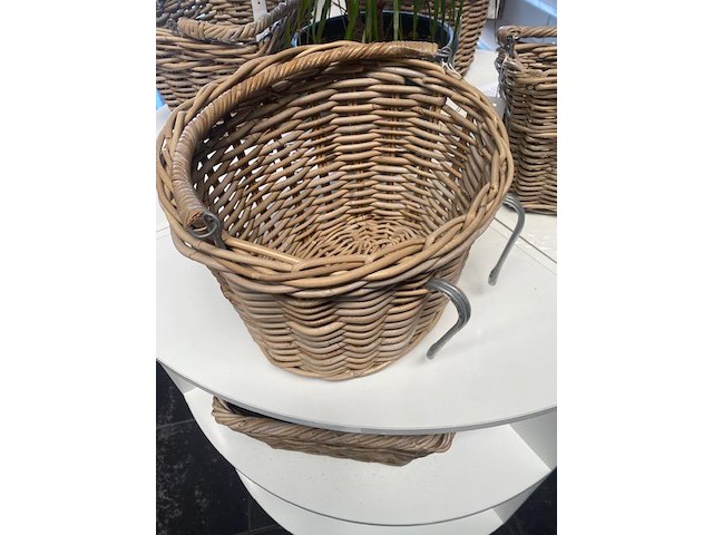 Fietsmand - rotan - ovaal -met beugel - afbeelding 3 van  3
