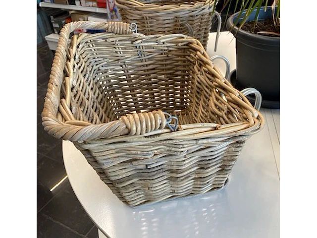 Fietsmand - rotan - rechthoek - met beugel - afbeelding 1 van  4