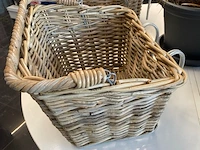 Fietsmand - rotan - rechthoek - met beugel - afbeelding 1 van  4