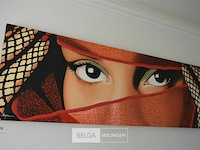 Figuratief schilderij gesluierde vrouw - afbeelding 1 van  4