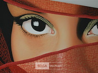 Figuratief schilderij gesluierde vrouw - afbeelding 2 van  4