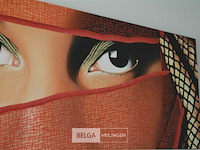 Figuratief schilderij gesluierde vrouw - afbeelding 4 van  4