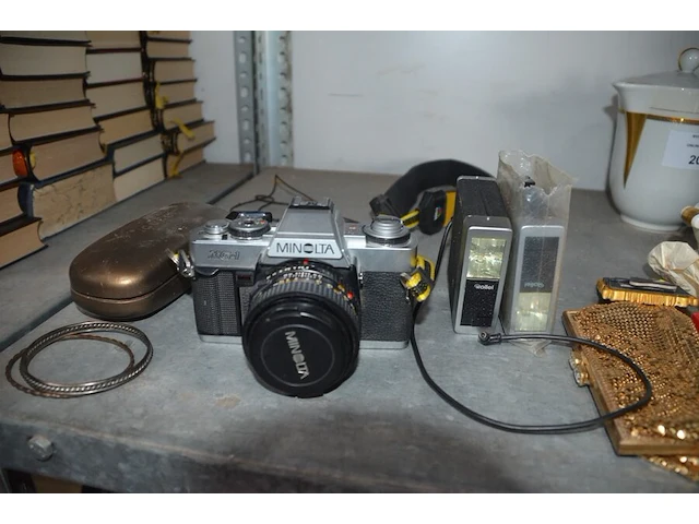 Filmrol fototoestel minolta xg-1 met lens md 50 mm 1:2, juwelendoos met sier juwelen, 6 polshorloges, goudkleurige portemonnee, leesbril - afbeelding 15 van  17