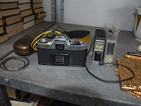 Filmrol fototoestel minolta xg-1 met lens md 50 mm 1:2, juwelendoos met sier juwelen, 6 polshorloges, goudkleurige portemonnee, leesbril - afbeelding 16 van  17