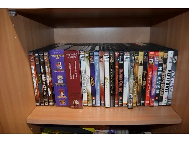 Fineer kolomkast 1 deur , ca. 350 dvd's, zak met boeken - afbeelding 2 van  11