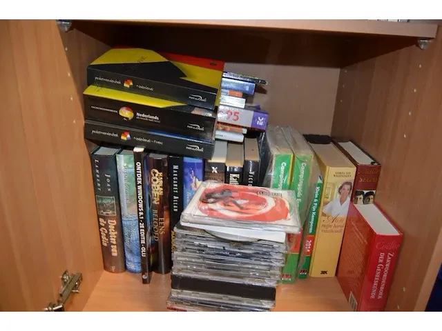 Fineer kolomkast 1 deur , ca. 350 dvd's, zak met boeken - afbeelding 3 van  11