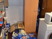 Fineer kolomkast 1 deur , ca. 350 dvd's, zak met boeken - afbeelding 1 van  11