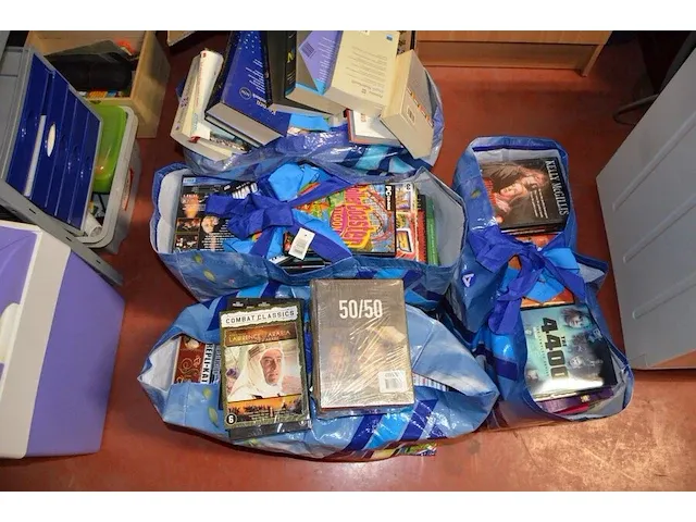 Fineer kolomkast 1 deur , ca. 350 dvd's, zak met boeken - afbeelding 5 van  11