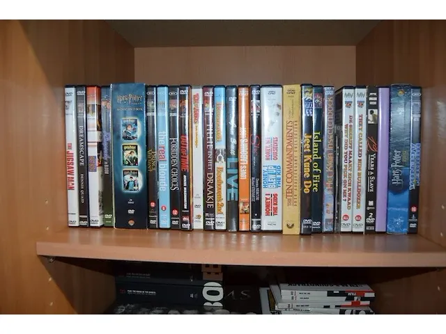 Fineer kolomkast 1 deur , ca. 350 dvd's, zak met boeken - afbeelding 9 van  11
