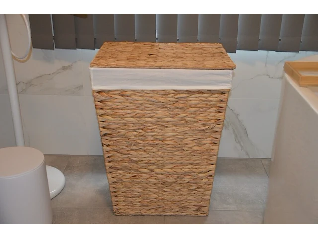 Fineerhouten kleerkast met gordijn 8 leggers 4 laden afm. 188x50x204, houten ladenkast 4 laden afm. 100x50x80, witte ladenkast 5 laden afm. 41x35x110, pvc schoenenkast , 2 dozen kerstversiering, zwart metalen kledingrek, rechthoekige spiegel zwart - afbeelding 2 van  19