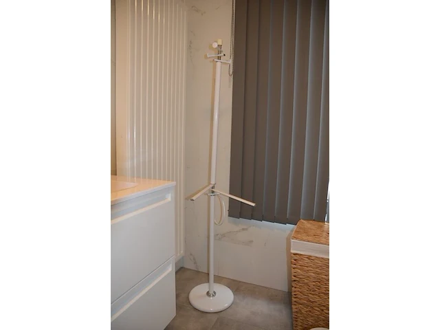 Fineerhouten kleerkast met gordijn 8 leggers 4 laden afm. 188x50x204, houten ladenkast 4 laden afm. 100x50x80, witte ladenkast 5 laden afm. 41x35x110, pvc schoenenkast , 2 dozen kerstversiering, zwart metalen kledingrek, rechthoekige spiegel zwart - afbeelding 3 van  19