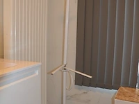 Fineerhouten kleerkast met gordijn 8 leggers 4 laden afm. 188x50x204, houten ladenkast 4 laden afm. 100x50x80, witte ladenkast 5 laden afm. 41x35x110, pvc schoenenkast , 2 dozen kerstversiering, zwart metalen kledingrek, rechthoekige spiegel zwart - afbeelding 3 van  19