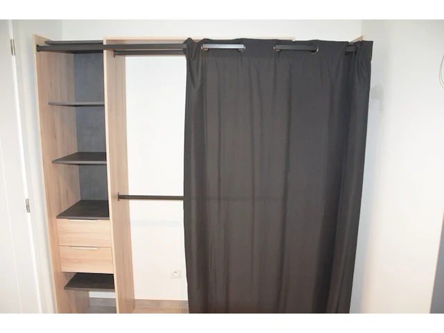 Fineerhouten kleerkast met gordijn 8 leggers 4 laden afm. 188x50x204, houten ladenkast 4 laden afm. 100x50x80, witte ladenkast 5 laden afm. 41x35x110, pvc schoenenkast , 2 dozen kerstversiering, zwart metalen kledingrek, rechthoekige spiegel zwart - afbeelding 4 van  19