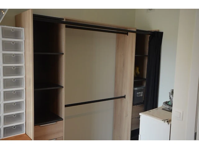 Fineerhouten kleerkast met gordijn 8 leggers 4 laden afm. 188x50x204, houten ladenkast 4 laden afm. 100x50x80, witte ladenkast 5 laden afm. 41x35x110, pvc schoenenkast , 2 dozen kerstversiering, zwart metalen kledingrek, rechthoekige spiegel zwart - afbeelding 6 van  19