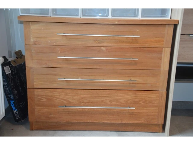 Fineerhouten kleerkast met gordijn 8 leggers 4 laden afm. 188x50x204, houten ladenkast 4 laden afm. 100x50x80, witte ladenkast 5 laden afm. 41x35x110, pvc schoenenkast , 2 dozen kerstversiering, zwart metalen kledingrek, rechthoekige spiegel zwart - afbeelding 7 van  19