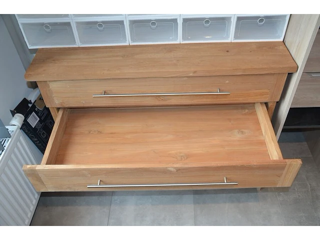 Fineerhouten kleerkast met gordijn 8 leggers 4 laden afm. 188x50x204, houten ladenkast 4 laden afm. 100x50x80, witte ladenkast 5 laden afm. 41x35x110, pvc schoenenkast , 2 dozen kerstversiering, zwart metalen kledingrek, rechthoekige spiegel zwart - afbeelding 8 van  19