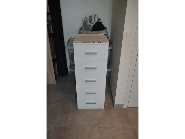 Fineerhouten kleerkast met gordijn 8 leggers 4 laden afm. 188x50x204, houten ladenkast 4 laden afm. 100x50x80, witte ladenkast 5 laden afm. 41x35x110, pvc schoenenkast , 2 dozen kerstversiering, zwart metalen kledingrek, rechthoekige spiegel zwart - afbeelding 9 van  19