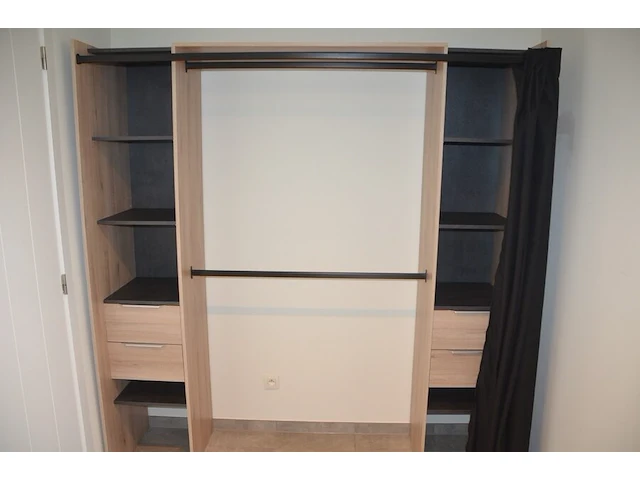 Fineerhouten kleerkast met gordijn 8 leggers 4 laden afm. 188x50x204, houten ladenkast 4 laden afm. 100x50x80, witte ladenkast 5 laden afm. 41x35x110, pvc schoenenkast , 2 dozen kerstversiering, zwart metalen kledingrek, rechthoekige spiegel zwart - afbeelding 1 van  19