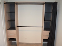 Fineerhouten kleerkast met gordijn 8 leggers 4 laden afm. 188x50x204, houten ladenkast 4 laden afm. 100x50x80, witte ladenkast 5 laden afm. 41x35x110, pvc schoenenkast , 2 dozen kerstversiering, zwart metalen kledingrek, rechthoekige spiegel zwart