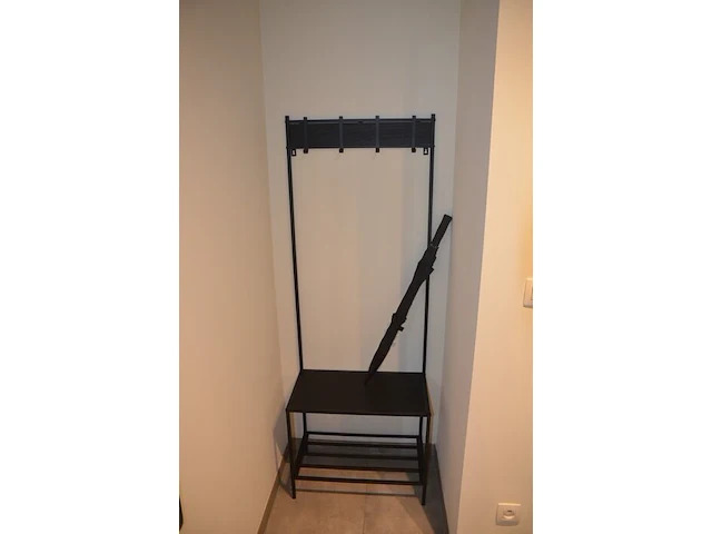 Fineerhouten kleerkast met gordijn 8 leggers 4 laden afm. 188x50x204, houten ladenkast 4 laden afm. 100x50x80, witte ladenkast 5 laden afm. 41x35x110, pvc schoenenkast , 2 dozen kerstversiering, zwart metalen kledingrek, rechthoekige spiegel zwart - afbeelding 14 van  19