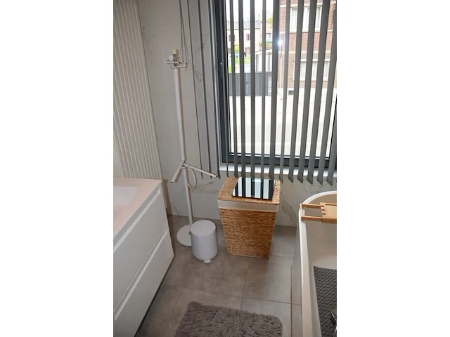 Fineerhouten kleerkast met gordijn 8 leggers 4 laden afm. 188x50x204, houten ladenkast 4 laden afm. 100x50x80, witte ladenkast 5 laden afm. 41x35x110, pvc schoenenkast , 2 dozen kerstversiering, zwart metalen kledingrek, rechthoekige spiegel zwart - afbeelding 17 van  19
