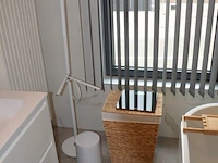 Fineerhouten kleerkast met gordijn 8 leggers 4 laden afm. 188x50x204, houten ladenkast 4 laden afm. 100x50x80, witte ladenkast 5 laden afm. 41x35x110, pvc schoenenkast , 2 dozen kerstversiering, zwart metalen kledingrek, rechthoekige spiegel zwart - afbeelding 17 van  19
