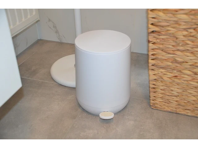 Fineerhouten kleerkast met gordijn 8 leggers 4 laden afm. 188x50x204, houten ladenkast 4 laden afm. 100x50x80, witte ladenkast 5 laden afm. 41x35x110, pvc schoenenkast , 2 dozen kerstversiering, zwart metalen kledingrek, rechthoekige spiegel zwart - afbeelding 18 van  19
