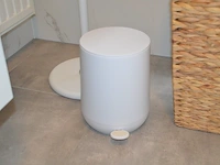 Fineerhouten kleerkast met gordijn 8 leggers 4 laden afm. 188x50x204, houten ladenkast 4 laden afm. 100x50x80, witte ladenkast 5 laden afm. 41x35x110, pvc schoenenkast , 2 dozen kerstversiering, zwart metalen kledingrek, rechthoekige spiegel zwart - afbeelding 18 van  19