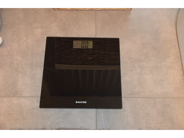 Fineerhouten kleerkast met gordijn 8 leggers 4 laden afm. 188x50x204, houten ladenkast 4 laden afm. 100x50x80, witte ladenkast 5 laden afm. 41x35x110, pvc schoenenkast , 2 dozen kerstversiering, zwart metalen kledingrek, rechthoekige spiegel zwart - afbeelding 19 van  19