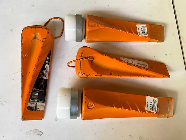Fiskars draaibare splijtwig 2,2 kg (4x) - afbeelding 1 van  3