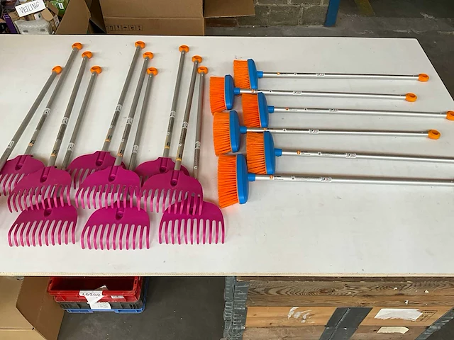 Fiskars harken en bezems kinderen (16x) - afbeelding 1 van  7