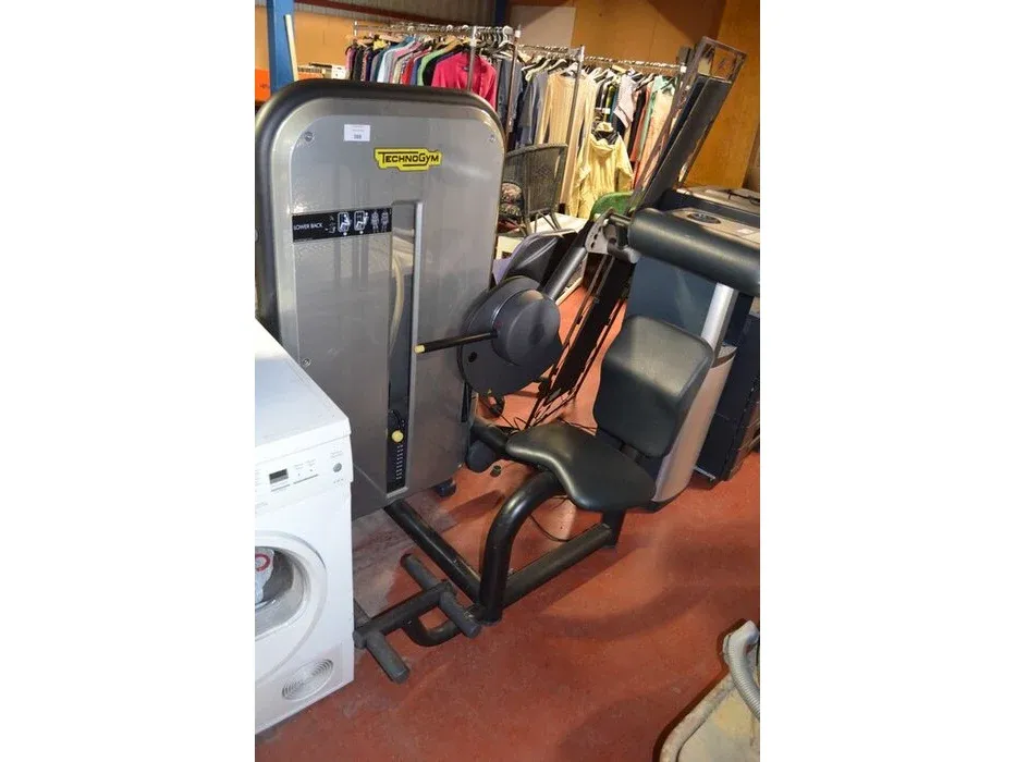 Diverse goederen w.o. grote partij kleding, handtassen, fitnessapparaat, wasmachine, droogkast, flatscreen tv, enz