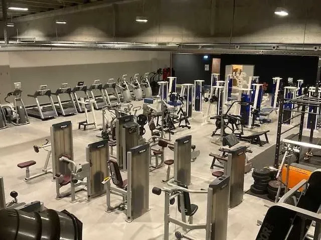 Fitnesstoestellen en binnenspeeltuin wegens faillissement