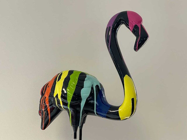 Flamingo zwart trash met betonnen voet h116cm x l52cm - afbeelding 2 van  2