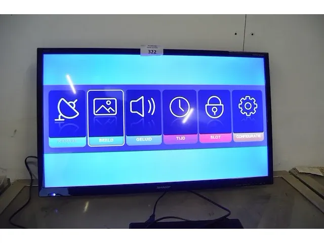 Flatscreen tv sharp lc-32hi3012e met afstandsbediening, dvd speler sony dvp-sr370 met afstandsbediening - afbeelding 1 van  9