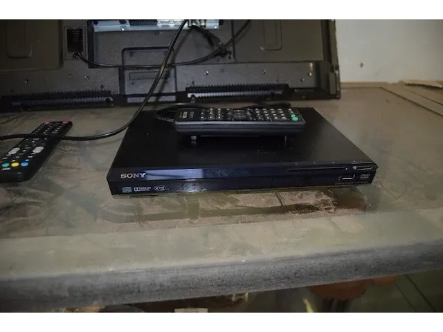 Flatscreen tv sharp lc-32hi3012e met afstandsbediening, dvd speler sony dvp-sr370 met afstandsbediening - afbeelding 8 van  9
